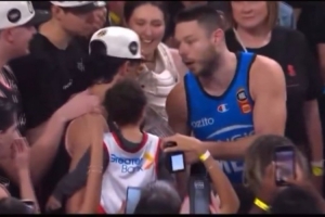 ❤️德拉拿NBL总决MVP后认为对方后卫希基更该拿 将奖杯交给希基