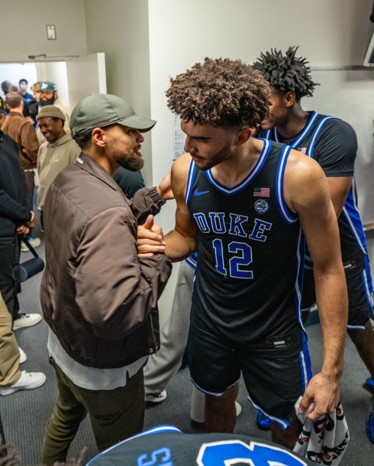 韦德体育官方网站-库里父子探访杜克男篮更衣室！斯蒂芬与热门秀卡梅隆·布泽尔同框